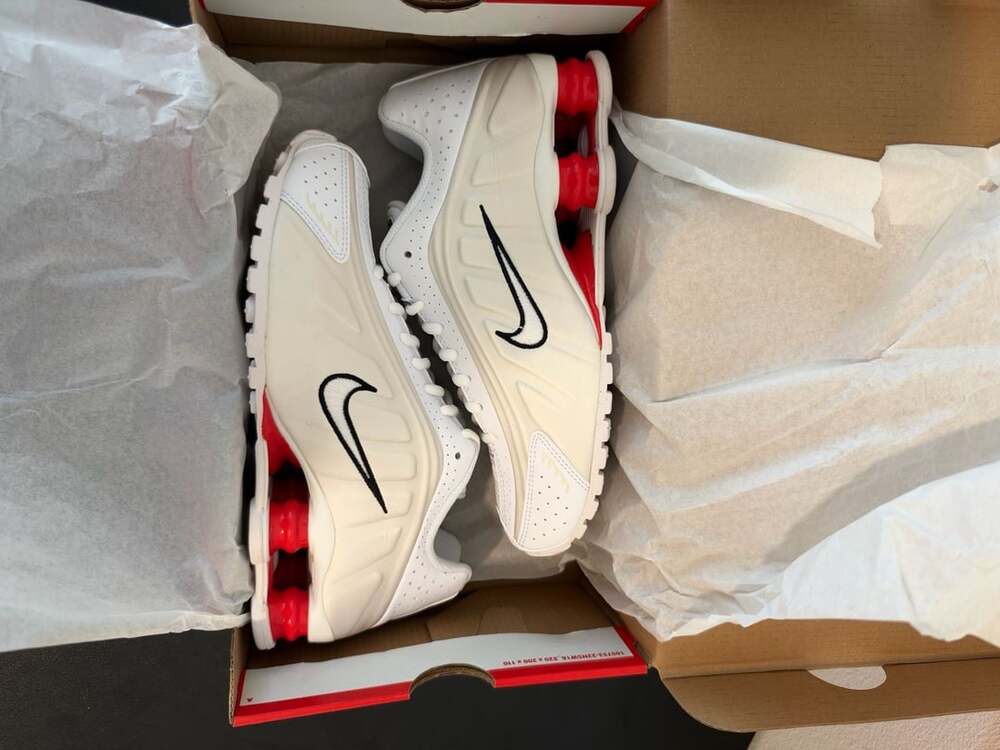 Nike Shox R4 Size 5.5Y White Phantom Picante Red